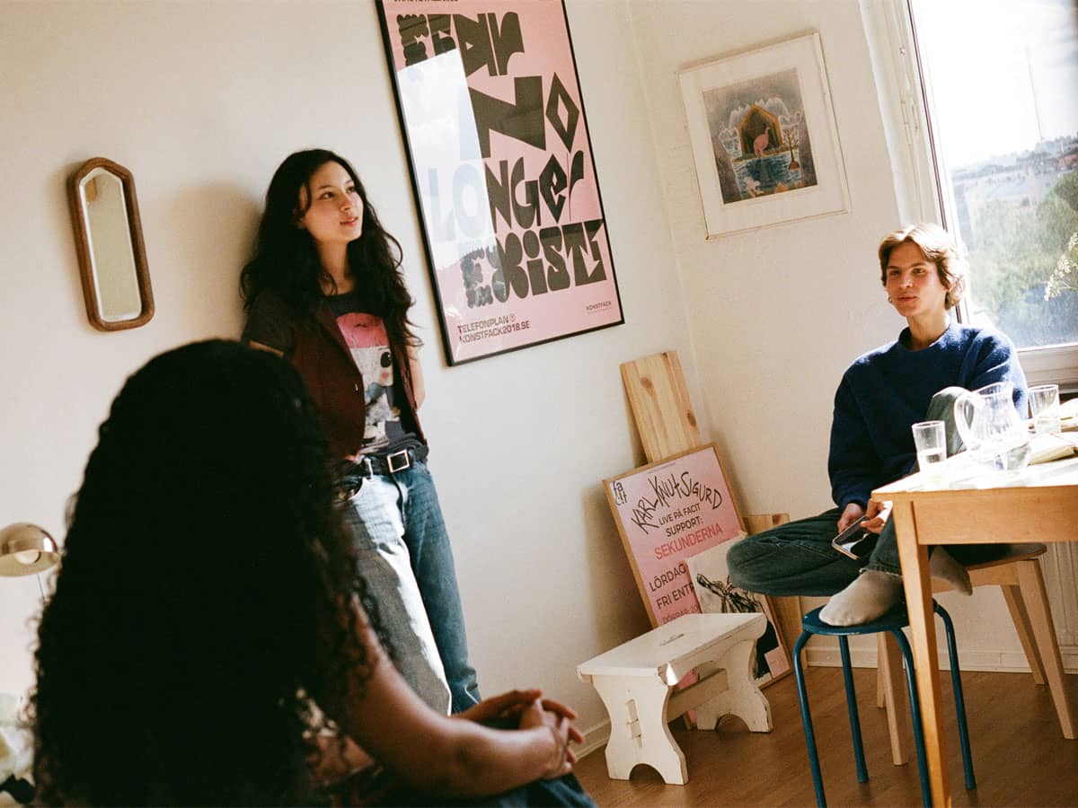 Studenter pratar i en lägenhet