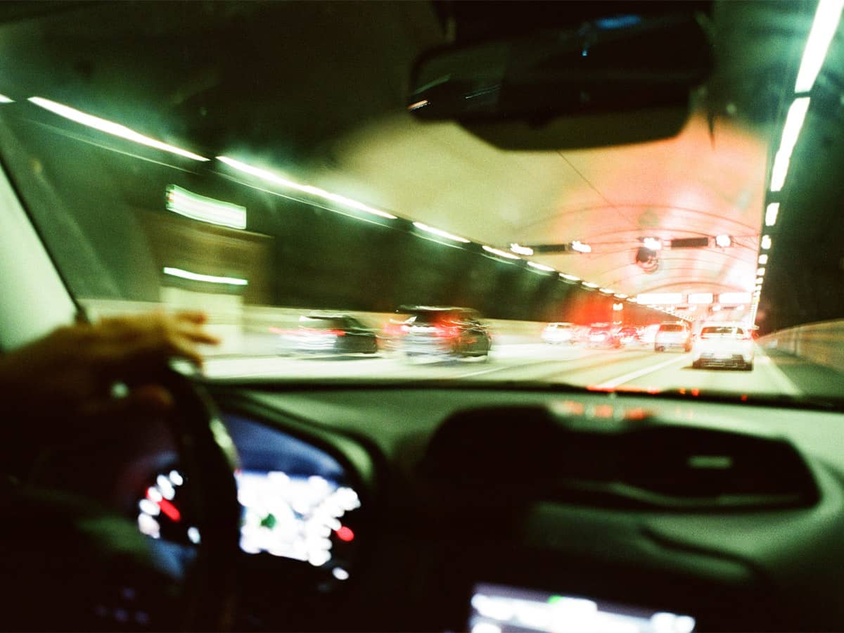 Bil körs i tunnel
